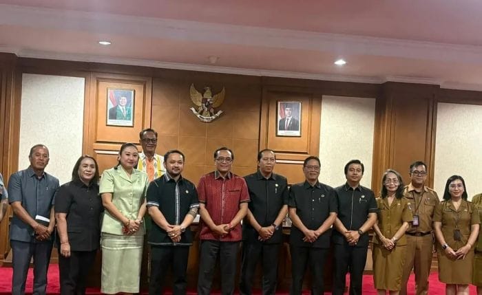 I Made Rai Wirata, memimpin rapat kerja Pansus dalam rangka membahas Raperda tentang Pencabutan Perda 10 Tahun 2010 tentang Penyelenggaraan Administrasi Kependudukan