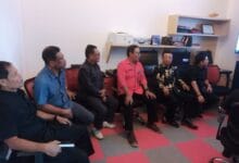 Kabid EGov Diskominfo Tabanan I Gede Wayan Siswantara ( endek merah) saat memberi penjelasan kepada Komisi I DPRD Klungkung