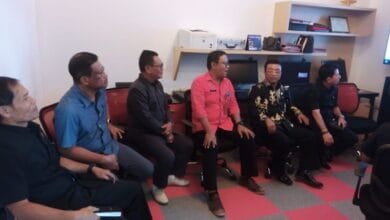 Kabid EGov Diskominfo Tabanan I Gede Wayan Siswantara ( endek merah) saat memberi penjelasan kepada Komisi I DPRD Klungkung