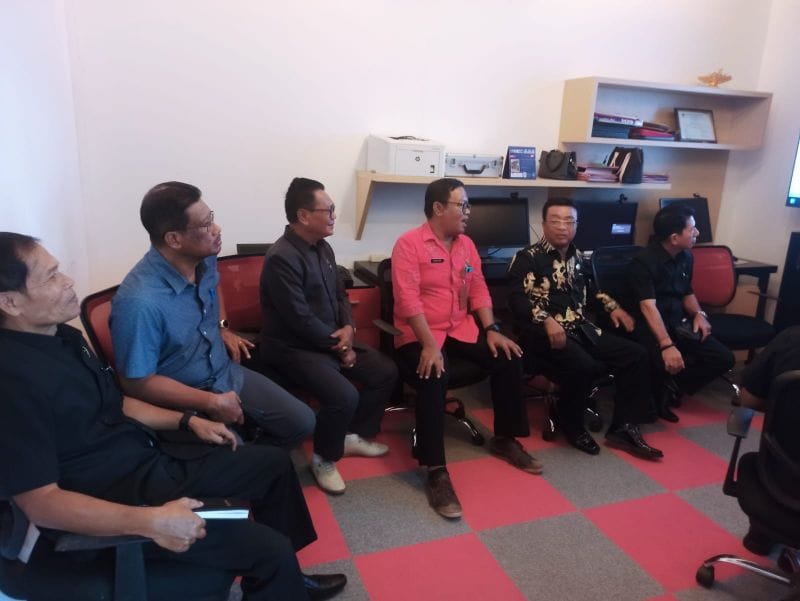 Kabid EGov Diskominfo Tabanan I Gede Wayan Siswantara ( endek merah) saat memberi penjelasan kepada Komisi I DPRD Klungkung