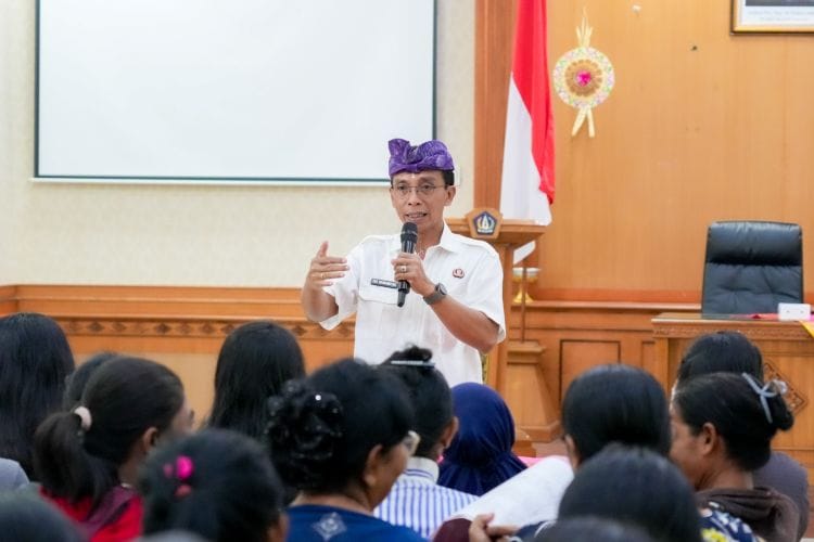 Kepala Dinsos Badung, Drs. I Gde Eka Sudarwitha menjelaskan tentang pelaksanaan uji coba perluasan piloting digitalisasi bansos