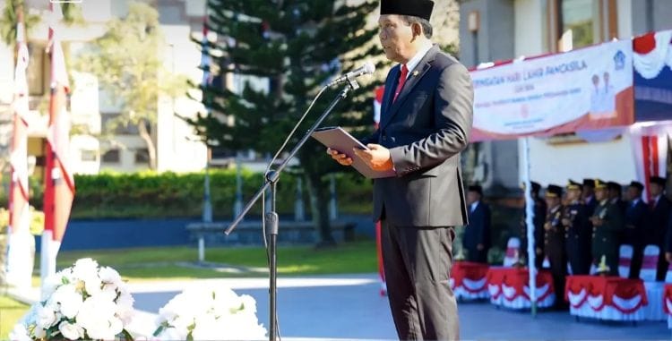 Ketua DPRD Kabupaten Badung, I Gusti Anom Gumanti saat membacakan Teks Pancasila