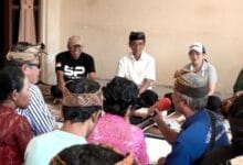 Ketua Koordinator Kesejahteraan Sosial (K3S) Kabupaten Badung, Nyonya Rasniathi Adi Arnawa, memberikan dukungan moril dan materiil kepada Sekaa Arja Duduk Tuna Netra Kabupaten Badung