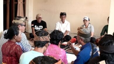 Ketua Koordinator Kesejahteraan Sosial (K3S) Kabupaten Badung, Nyonya Rasniathi Adi Arnawa, memberikan dukungan moril dan materiil kepada Sekaa Arja Duduk Tuna Netra Kabupaten Badung