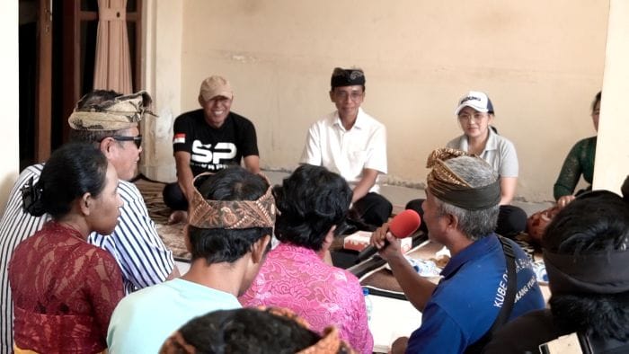 Ketua Koordinator Kesejahteraan Sosial (K3S) Kabupaten Badung, Nyonya Rasniathi Adi Arnawa, memberikan dukungan moril dan materiil kepada Sekaa Arja Duduk Tuna Netra Kabupaten Badung