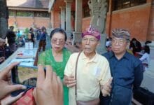 Ketua Sanggar Krisnarupa Ngurah Alit Kapakisan. memberikan penjelasn memngenai lomba melukis wayang klasik Bali