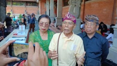 Ketua Sanggar Krisnarupa Ngurah Alit Kapakisan. memberikan penjelasn memngenai lomba melukis wayang klasik Bali