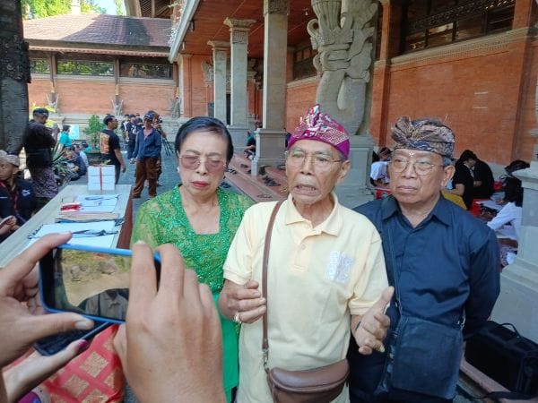 Ketua Sanggar Krisnarupa Ngurah Alit Kapakisan. memberikan penjelasn memngenai lomba melukis wayang klasik Bali