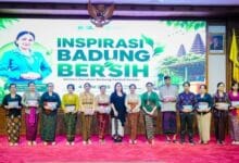 Ketua TP. PKK Badung Nyonya Rasniathi Adi Arnawa saat hadiri Sosialisasi Badung Peduli Residu dan Optimalisasi Bank Sampah Mangu Srikandi di Ruang Kertha Gosana, Puspem Badung