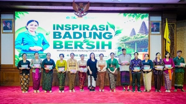 Ketua TP. PKK Badung Nyonya Rasniathi Adi Arnawa saat hadiri Sosialisasi Badung Peduli Residu dan Optimalisasi Bank Sampah Mangu Srikandi di Ruang Kertha Gosana, Puspem Badung