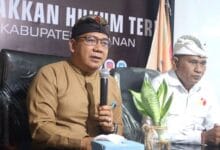 Koordinator Divisi Penanganan Pelanggaran dan Data Informasi Bawaslu Provinsi Bali I Wayan Wirka didampingi Ketua Bawaslu Tabanan I Ketut Narta