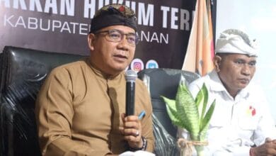 Koordinator Divisi Penanganan Pelanggaran dan Data Informasi Bawaslu Provinsi Bali I Wayan Wirka didampingi Ketua Bawaslu Tabanan I Ketut Narta
