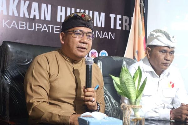 Koordinator Divisi Penanganan Pelanggaran dan Data Informasi Bawaslu Provinsi Bali I Wayan Wirka didampingi Ketua Bawaslu Tabanan I Ketut Narta