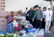 Pemerintah Kabupaten Badung menjamin stabilitas harga dan pasokan kebutuhan pokok aman menjelang Hari Raya Galungan dan Kuningan dengan melakukan pemantauan harga di pasar