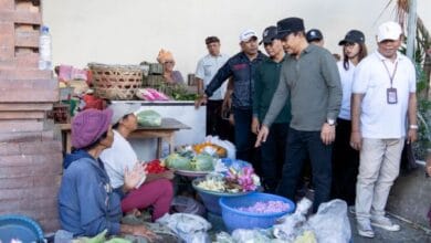 Pemerintah Kabupaten Badung menjamin stabilitas harga dan pasokan kebutuhan pokok aman menjelang Hari Raya Galungan dan Kuningan dengan melakukan pemantauan harga di pasar