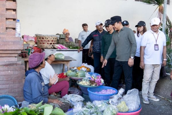 Pemerintah Kabupaten Badung menjamin stabilitas harga dan pasokan kebutuhan pokok aman menjelang Hari Raya Galungan dan Kuningan dengan melakukan pemantauan harga di pasar