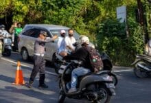 Petugas Dishub Badung mengatur lalu lintas di Pecatu, Kuta Selatan sehubungan dengan rekayasan lalu lintas usai kemacetan