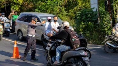 Petugas Dishub Badung mengatur lalu lintas di Pecatu, Kuta Selatan sehubungan dengan rekayasan lalu lintas usai kemacetan