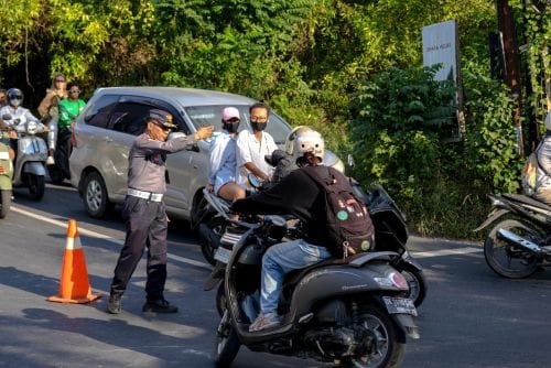 Petugas Dishub Badung mengatur lalu lintas di Pecatu, Kuta Selatan sehubungan dengan rekayasan lalu lintas usai kemacetan