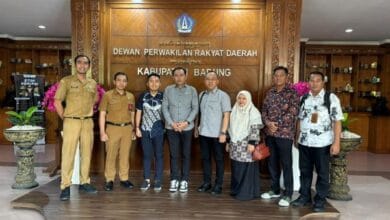 Sekretaris DPRD Badung I Gede Surya Kurniawan didampingi Tenaga Ahli DPRD Kabupaten Badung I Made Wiraguna menerima kunjungan konsultasi dan koordinasi Pimpinan DPRD Kabupaten Karawang
