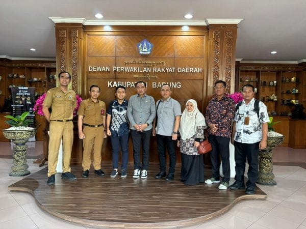 Sekretaris DPRD Badung I Gede Surya Kurniawan didampingi Tenaga Ahli DPRD Kabupaten Badung I Made Wiraguna menerima kunjungan konsultasi dan koordinasi Pimpinan DPRD Kabupaten Karawang
