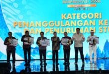 Bupati Wayan Adi Arnawa menerima penghargaan Terbaik I Kategori Penanggulangan Kemiskinan dan Penurunan Stunting Tingkat Kabupaten dari Menteri PKP RI, Maruarar Sirait di Grand Ballroom Yogyakarta Marriott Hotel, DI Yogyakarta