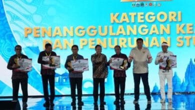 Bupati Wayan Adi Arnawa menerima penghargaan Terbaik I Kategori Penanggulangan Kemiskinan dan Penurunan Stunting Tingkat Kabupaten dari Menteri PKP RI, Maruarar Sirait di Grand Ballroom Yogyakarta Marriott Hotel, DI Yogyakarta