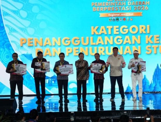 Bupati Wayan Adi Arnawa menerima penghargaan Terbaik I Kategori Penanggulangan Kemiskinan dan Penurunan Stunting Tingkat Kabupaten dari Menteri PKP RI, Maruarar Sirait di Grand Ballroom Yogyakarta Marriott Hotel, DI Yogyakarta
