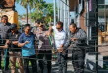 Tim gabungan Pemkab Badung melakukan pembersihan kabel provider yang sembrawut dan tidak berfungsi