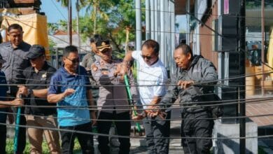 Tim gabungan Pemkab Badung melakukan pembersihan kabel provider yang sembrawut dan tidak berfungsi