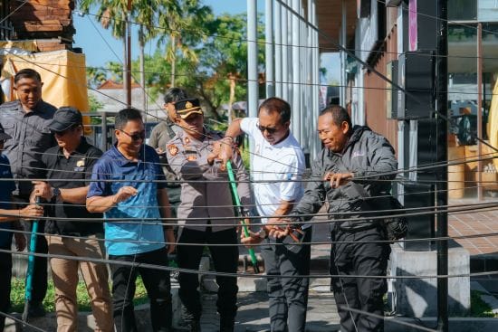Tim gabungan Pemkab Badung melakukan pembersihan kabel provider yang sembrawut dan tidak berfungsi