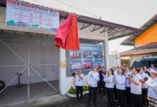Wabup Bagus Alit Sucipta saat meresmikan Tempat Penampungan Sementara Sampah Spesifik B3 dan Limbah B3 (TPSSS-B3) di TPST Mengwitani
