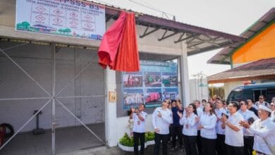 Wabup Bagus Alit Sucipta saat meresmikan Tempat Penampungan Sementara Sampah Spesifik B3 dan Limbah B3 (TPSSS-B3) di TPST Mengwitani