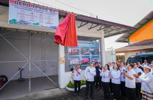 Wabup Bagus Alit Sucipta saat meresmikan Tempat Penampungan Sementara Sampah Spesifik B3 dan Limbah B3 (TPSSS-B3) di TPST Mengwitani
