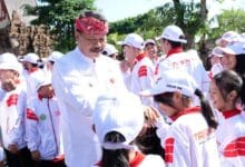 Wabup Dirga menyalami atlet Porjar Tabanan yang akan berlaga di Porjar Provinsi Bali