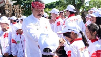 Wabup Dirga menyalami atlet Porjar Tabanan yang akan berlaga di Porjar Provinsi Bali