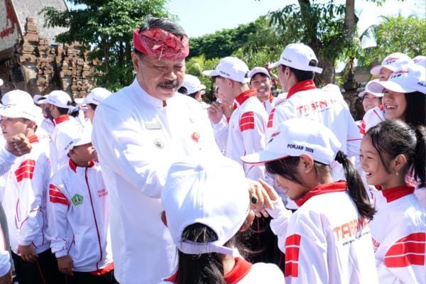 Wabup Dirga menyalami atlet Porjar Tabanan yang akan berlaga di Porjar Provinsi Bali