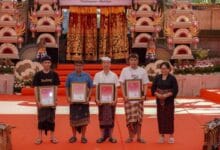 Putra dan putri dari Sanggar Batel Giri Sunari, Banjar Busana, Desa Sibang Gede, Kecamatan Abiansemal, Duta Kabupaten Badung dalam Wimbakara (lomba) gender