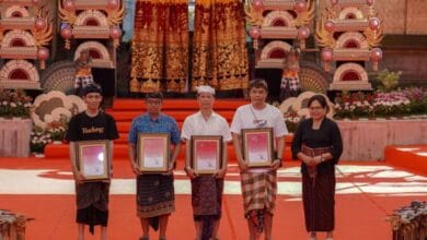 Putra dan putri dari Sanggar Batel Giri Sunari, Banjar Busana, Desa Sibang Gede, Kecamatan Abiansemal, Duta Kabupaten Badung dalam Wimbakara (lomba) gender