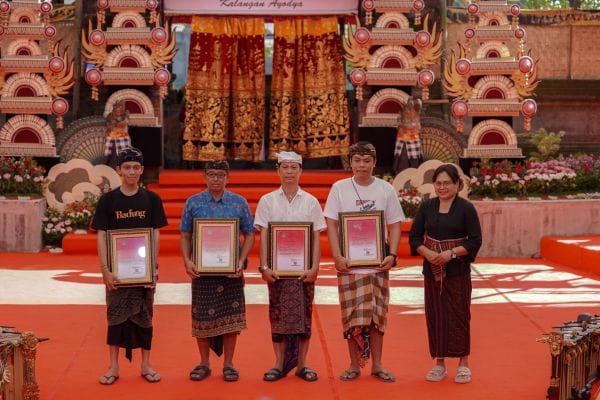 Putra dan putri dari Sanggar Batel Giri Sunari, Banjar Busana, Desa Sibang Gede, Kecamatan Abiansemal, Duta Kabupaten Badung dalam Wimbakara (lomba) gender