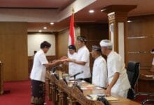 Anggota DPRD Bali menyerahkan pandangan umum terhadap raperda yang diajukan eksekutif