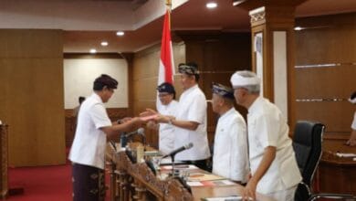 Anggota DPRD Bali menyerahkan pandangan umum terhadap raperda yang diajukan eksekutif