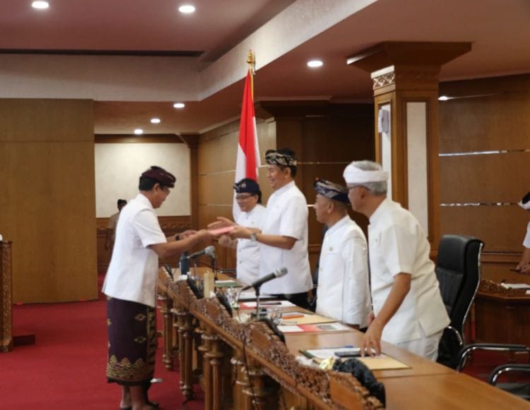 Anggota DPRD Bali menyerahkan pandangan umum terhadap raperda yang diajukan eksekutif