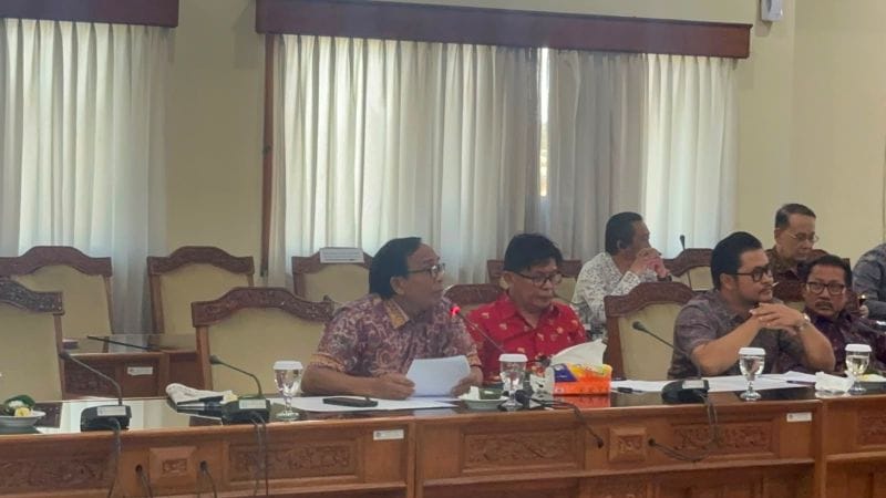 Anggota Komisi I DPRD Provinsi Bali I Wayan Tagel Winarta menyoroti soal LPD bermasalah dan penipuan online