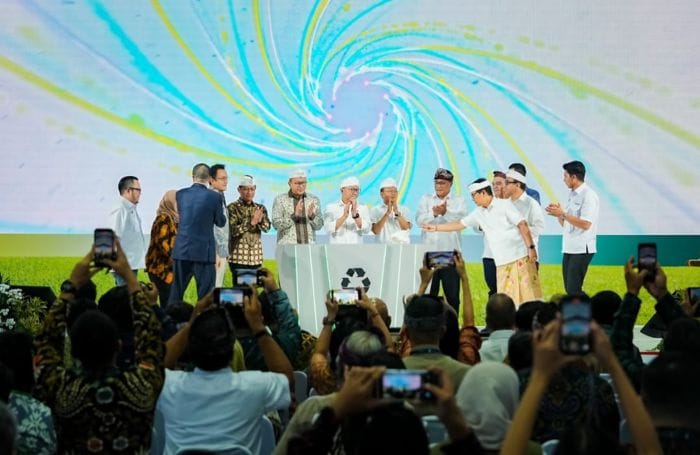 Bupati Adi Arnawa menghadiri peletakan batu pertama (groundbreaking) PSEL Denpasar Raya di kawasan Pelabuhan Benoa, Denpasar
