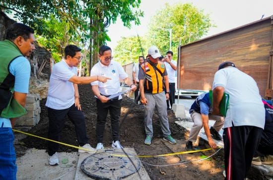 Bupati Wayan Adi Arnawa bersama Ketua DPRD Badung I Gusti Anom Gumanti melakukan inspeksi lapangan penataan kawasan pedestrian di sepanjang Pantai Kuta