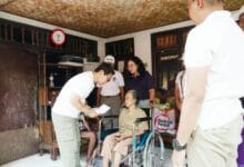 Bupati Wayan Adi Arnawa bersama Ketua K3S Badung, Nyonya Rasniathi Adi Arnawa mengunjungi warga penyandang disabilitas dan bedridden di Banjar Pasekan, Desa Abianbase, Kecamatan Mengwi