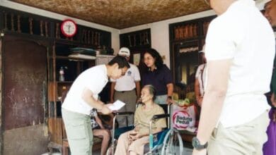 Bupati Wayan Adi Arnawa bersama Ketua K3S Badung, Nyonya Rasniathi Adi Arnawa mengunjungi warga penyandang disabilitas dan bedridden di Banjar Pasekan, Desa Abianbase, Kecamatan Mengwi