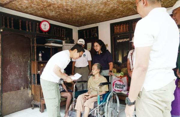 Bupati Wayan Adi Arnawa bersama Ketua K3S Badung, Nyonya Rasniathi Adi Arnawa mengunjungi warga penyandang disabilitas dan bedridden di Banjar Pasekan, Desa Abianbase, Kecamatan Mengwi
