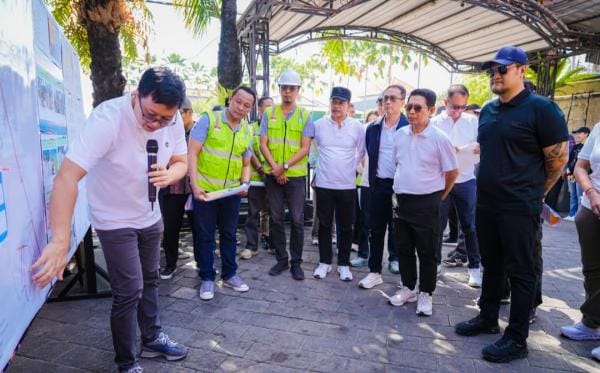 Bupati Wayan Adi Arnawa bersama Wabup Bagus Alit Sucipta saat meninjau proyek strategis Pengendali Banjir di wilayah Kecamatan Kuta